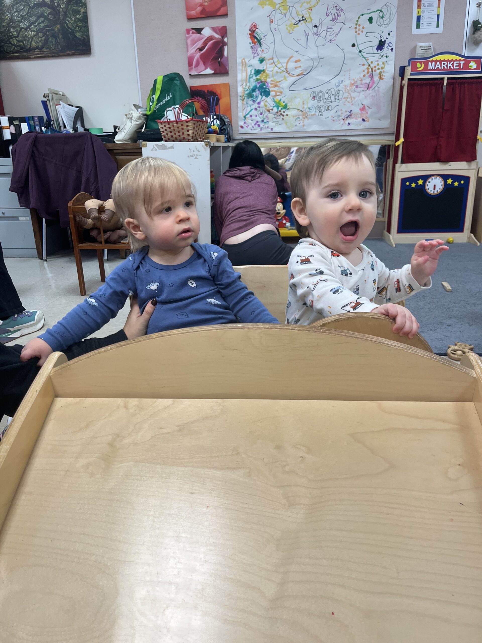strongstart renfrew baby boys in a play car